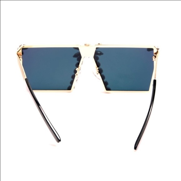 SALE🔥💕Gold Frame Luxury Rhinestone Sunglasses💕 - Picture 3 of 5